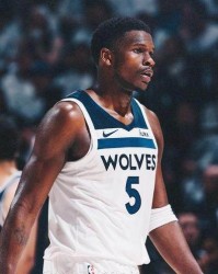 歇了3分钟狼队被暴13分 爱德华兹砍44分独木难支